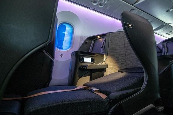 According to this picture, yes. Although if you want to look out of the window, I would probably still go for an odd-numbered row. These rows have the head/privacy screen on the aisle side, in the even-numbered rows, it seems to block part of the window...