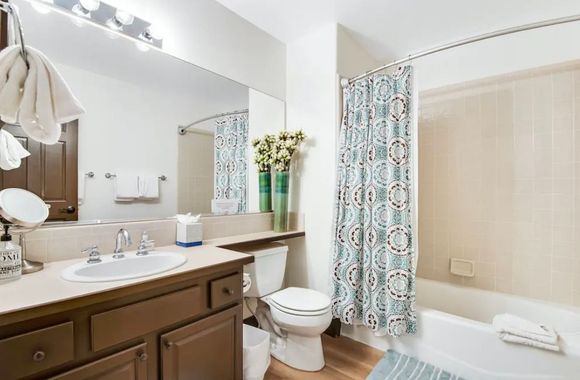 Secondary Bath - Photo from Vacasa
