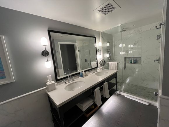 Grand Ocean Suite Bathroom