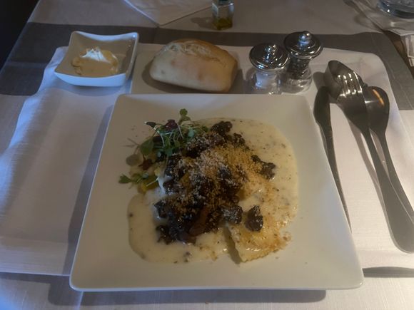 As someone who doesn’t care for mushrooms, I really enjoyed this dish. I pre-ordered it as it was the only vegetarian option and figured FFD would tide me over if this flopped. 