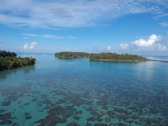 Playing with the drone after breakfast : View on Motu Fareone (left) and Motu Tiahura (right). Next time, I will go there !