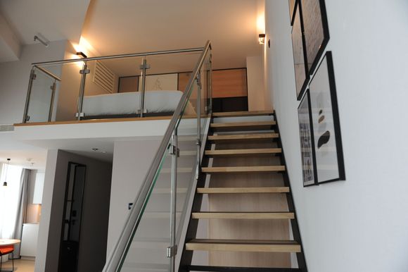 Plenty of space in this bi-level suite but only 1 bed (King size) upstairs.