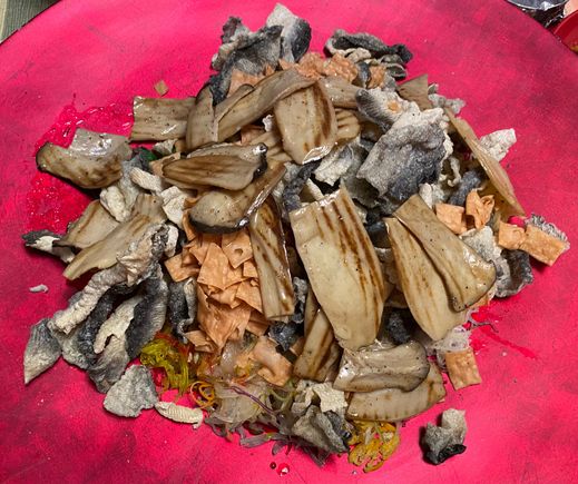 Vegetarian yusheng with added fried fish skin 