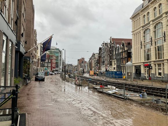 Nieuwe Zijds Voorburgwal street : hotel front entrance
Don't wear any white bridal dress this autumn / winter 