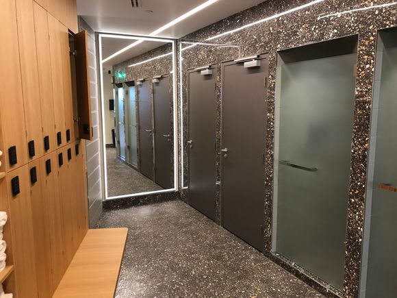 Lockers, changing room and showers