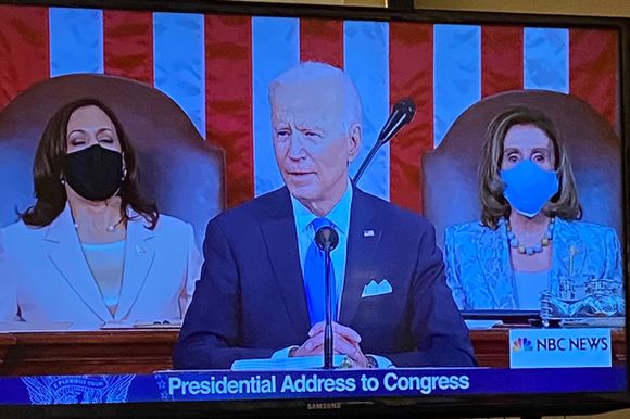 Amazing to see two women behind the POTUS. About time! 