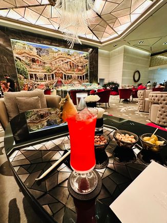 Evening drinks at the lobby 