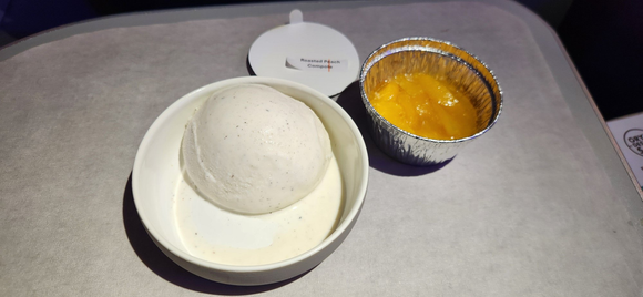 Vanilla gelato with peaches