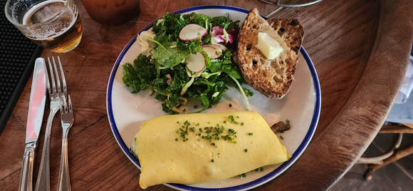 Petit omelette (not shown are the half-dozen Littleneck Clams)