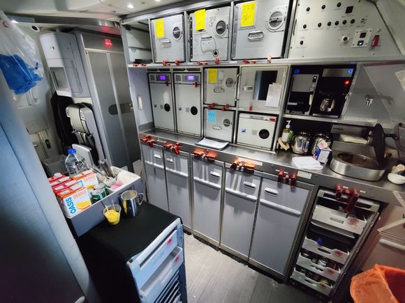 Stretched my legs while visiting the front galley. The size is roughly the same as on the smaller version of the dreamliner, but it has to cater 10 passengers more !