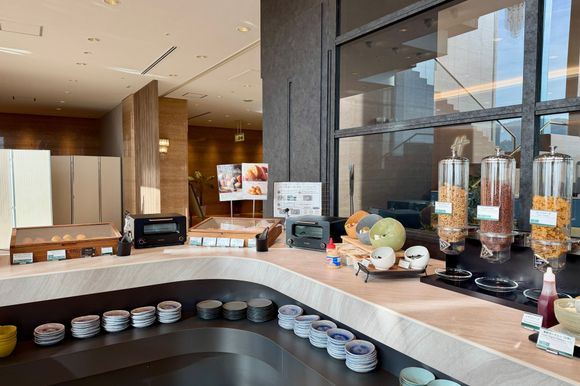 Breads and Cereals station