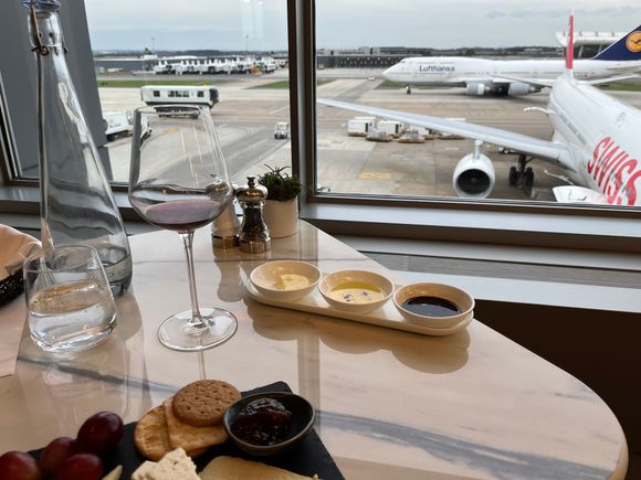 Don’t see many of these anymore! IAD first dining area. Showers all working fine too so feeling very refreshed 