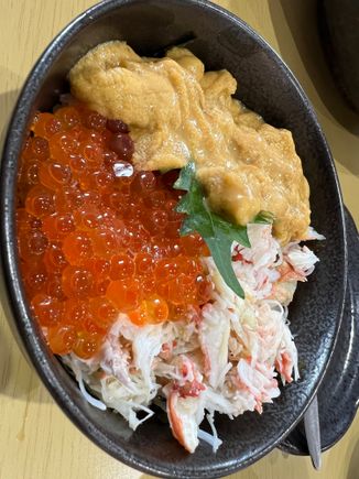 Ikura-kani-uni don