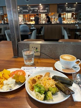 Pretty good food at the Plaza Premium Lounge at PHN