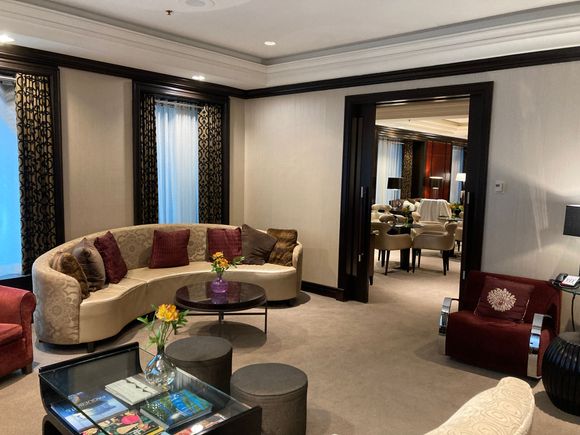 Club lounge annex, can be closed off with sliding doors to make it a private room 