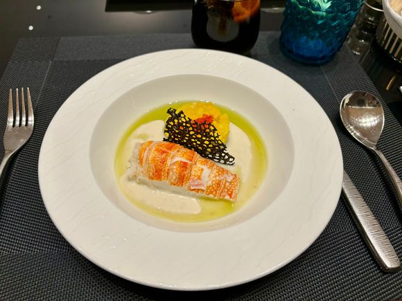 Lobster: Absolutely disgusting. Rubbery and extremely chewy and tough. The sauce was almost like a soup in a bad way and had a funky smell to it to boot. Stay away. 