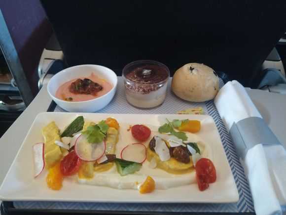 (Curry) chicken salad with hummus as the side/starter dish
