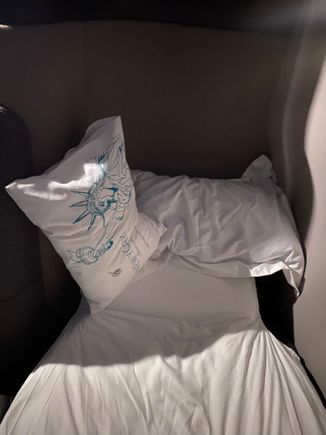 Pretty nice bed.   I’m 5’10” (178 cm) & was quite comfortable throughout.  