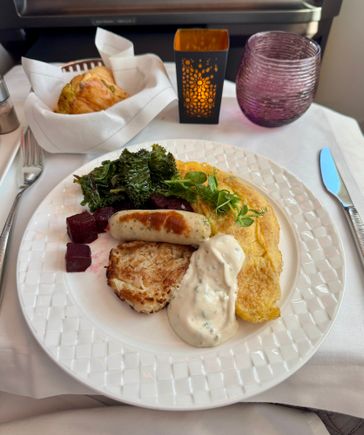 Breakfast - Hand-rolled omelette with trio of mushrooms, grilled fennel sausage, beetroot and ranch sauce (9/10)

Am not usually keen on airplane omelettes but this was excellent, the omelette was tasty and not dry at all, goes well with the sauce and potato rösti
