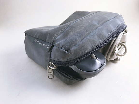 UA J amenity kit from 2008 (?). Now used to carry Macbook pro power cable and wireless mouse.