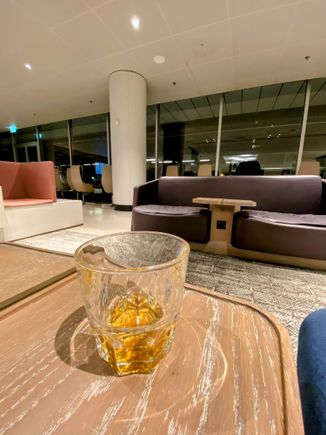 A definite advantage of this lounge, as well as the *G one next door, is that it gets a lot of daylight. Unless you happen to be here before sunrise, that is.