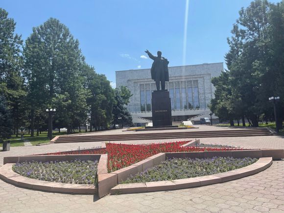 Statue of Lenin behind the Kyrgyz State Historical Museum
