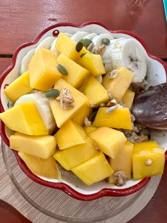 Banana, mango and oatmeal. Might not look like much, but this was magic.