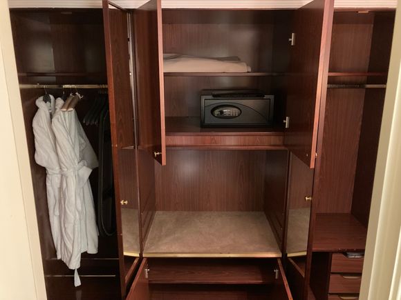Direct after entering the room, you can find the storage closet