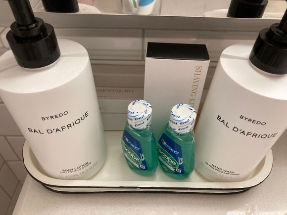 The bodylotion & liquid soap was indeed freestanding .... no bars of soap here 
