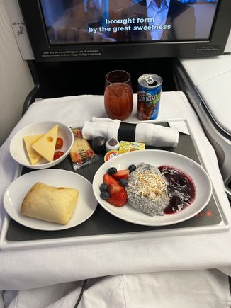 8/10---YYZ to YVR. The bread was actually pipping hot this time! This was the cold "healthy" choice. Quite fancied it to be honest. 
