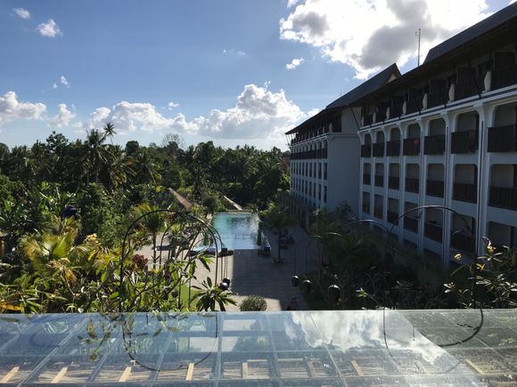 An overview of the side of the hotel.