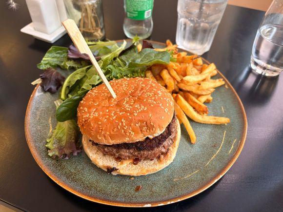 Excellent burger. I made sure to clearly specify without cheese this time!