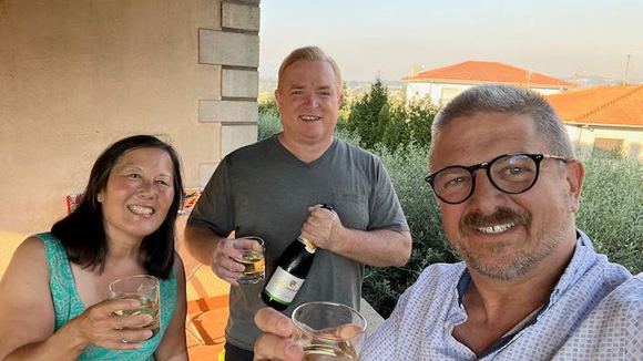 A nice local sparkling wine started my month finally in Portugal