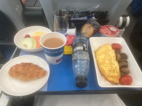 WT+ LHR-TLV breakfast omelette, croissant and fruit