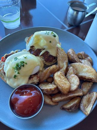 Point lobos aka Crab cake benedict