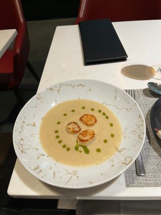 The scallops were cooked to perfection and seasoned well. Note the bowl is very shallow, so not really much soup there. 9/10