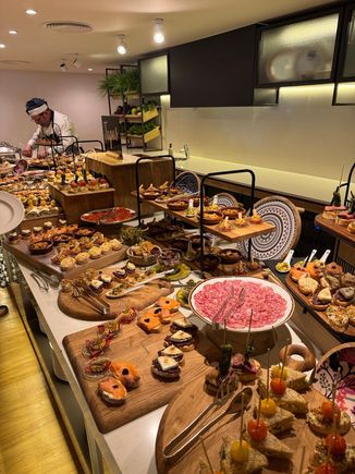 Note no labels on the food - no idea which ones are what