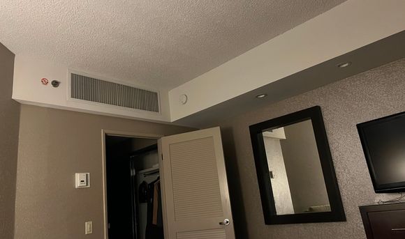 Popcorn ceiling and the largest vent I’ve seen in a Hyatt room.