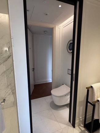 Park River View suite: Japanese toilet