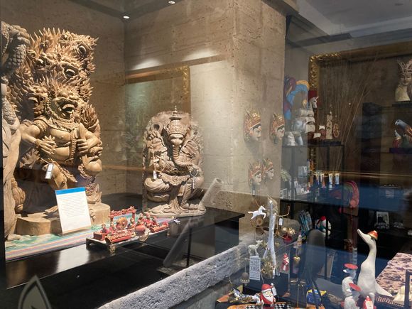 If anyone wants to gift me something..... the statue of Vishnu Trimurti to the left is exactly my taste  !