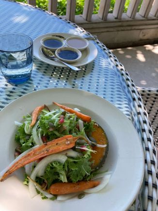 Charred carrots, onion, pom
carrots, onion, pomegranate, pumpkin seed, lemon dressing
145