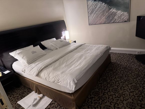 The rom did not have any USB ports near the bed, but did have open outlets. The bed was comfortable. Turndown service was performed. And the curtains made it really dark. 