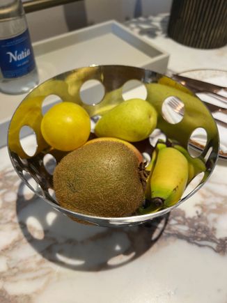 Fruit welcome amenity + sparkling water