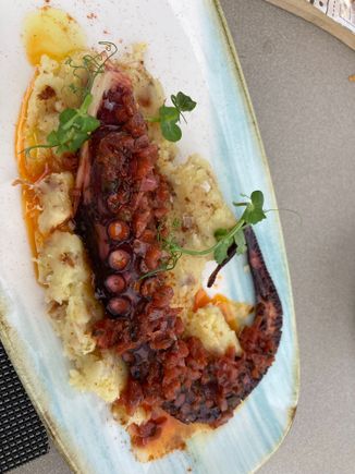 Octopus from Galicia, causa Limeña with Iberian jowl, paprika and chimichurri
Pulpo gallego, causa Limeña con papada ibérica, pimentón y chimichurri €29