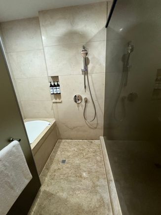 King Studio bath