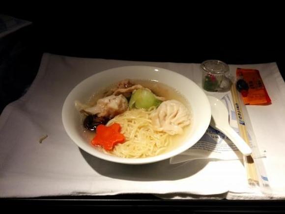UA888 PEK-SFO 2014-01-06

MID-FLIGHT SNACK

Chinese-style Soup: Pork and shrimp won tons, pork, vegetables and mushroom in savory broth