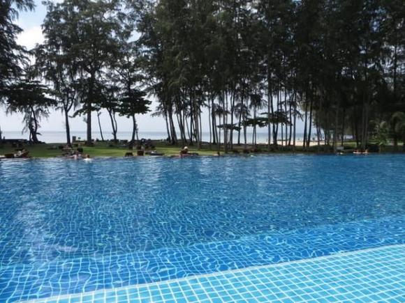 Infinity pool with view to beach