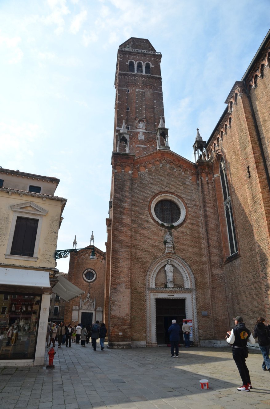 Campanile and entrance of Frari church, left at the corner our lunch spot