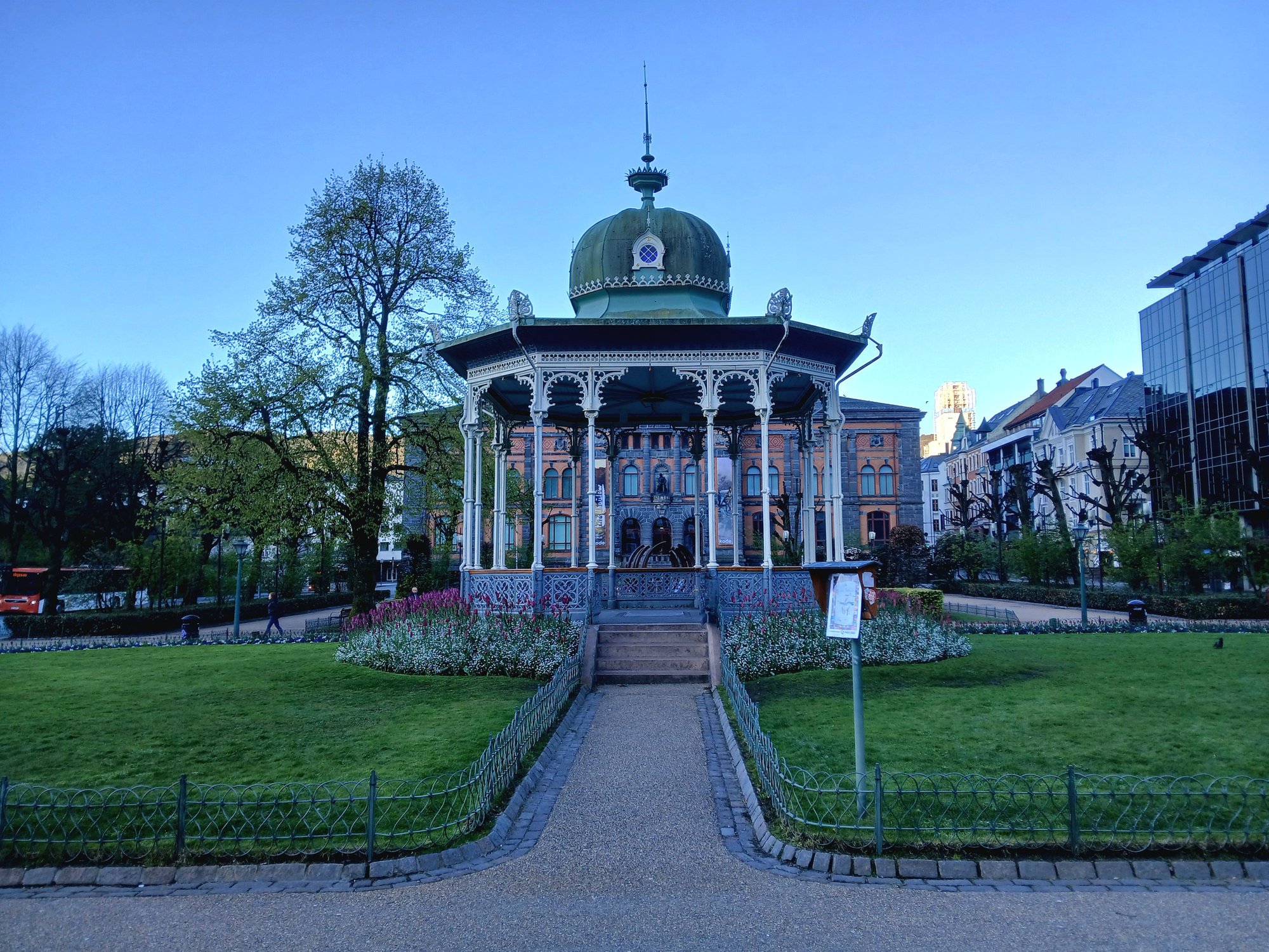 Passing by the Bergen lake (Lille Lungegårdsvannet) and the pavilion early in the morning