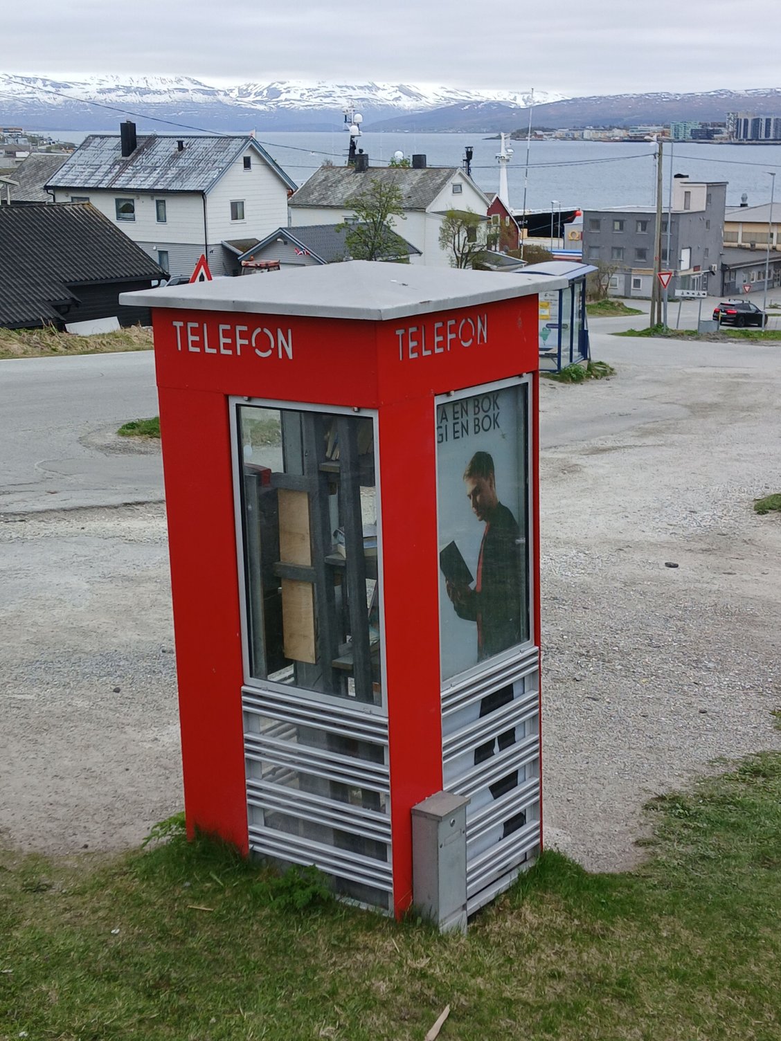 On the way back to the bridge we stumbled upon this postbox operating as a book swapping library